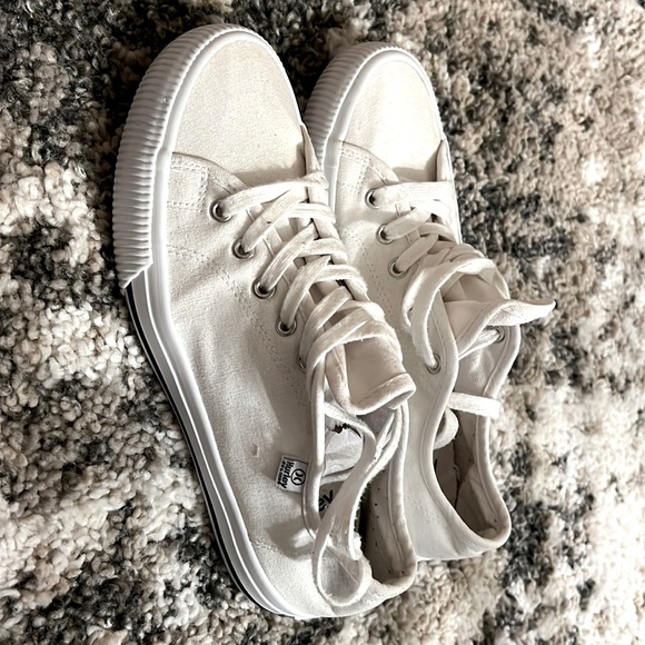 Hurley Shoes - Women’s white Hurley shoes, athletic shoes carrie excellent used condition